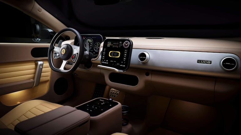 Esta imagen difundida por el fabricante italiano de automóviles Ferrari el 25 de mayo de 2026 muestra el interior del nuevo automóvil totalmente eléctrico de Ferrari llamado “Luce”, palabra italiana para “luz”, presentado por Ferrari en Roma el 25 de mayo.