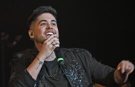 Carisma y buena energía irradió Luigi Manzoni en su celebración por sus 10 años de carrera musical.