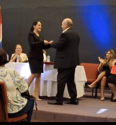 El director departamental, Francisco Canatta, hace posesión de cargo a la profesora Inés Ruiz Díaz, en la supervisión de Villeta.