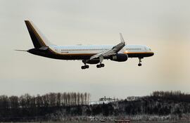 Un avión del Departamento de Defensa de los Estados unidos que transportaba al presidente venezolano Nicolás Maduro y a su esposa Cilia Flores aterriza en la base aérea Stewart en Newburgh, Nueva York, este sábado.