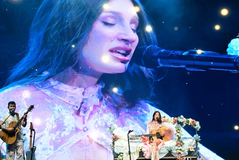 La cantante argentina Yami Safdie se presentó en el último día del Asunciónico 2026.