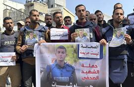 Varios periodistas se manifiestan en recuerdo a Hossam Shabat, el periodista asesinado el lunes en un bombardeo israelí en el norte de Gaza. EFE/ Ahmad Awad