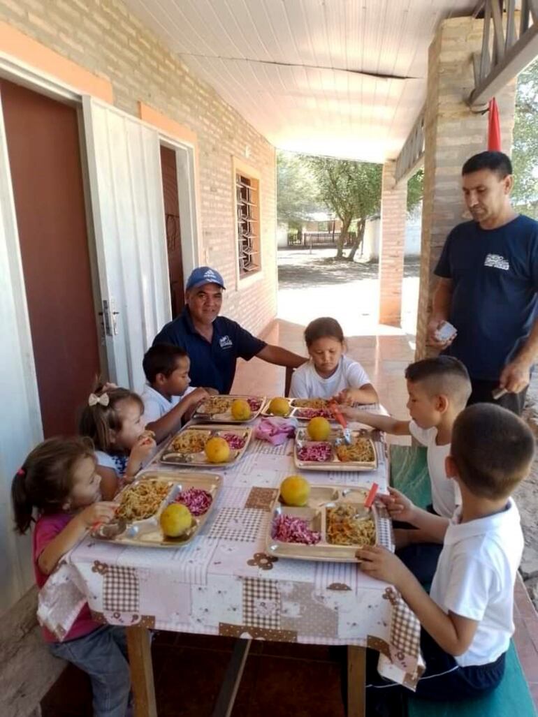 Alumnos de la escuela Santa Librada, en la lejana Sierra León en la frontera con Bolivia, también ya reciben el almuerzo escolar.