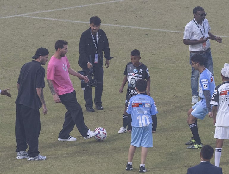 Lionel Messi realiza unos toques de balón con unos chicos en el Arun Jaitley Stadium en Nueva Deli, India.