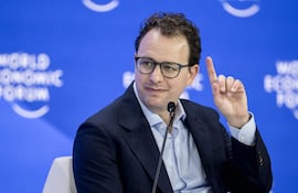 Fotografía de archivo. El director ejecutivo de Anthropic, Dario Amodei, hace un gesto mientras se dirige al público durante una sesión sobre inteligencia artificial en la reunión anual del World Economic Forum (WEF) en Davos, el 23 de enero de 2025.