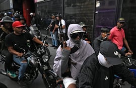Seguidores de Nicolás Maduro salen armados a las calles de Caracas tras la captura del presidente de Venezuela y la intervención militar de Estados Unidos.