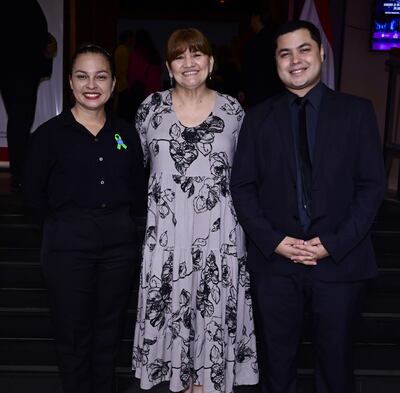 Irma Orrego, Lilian Molinas y Pedro David Sosa, director de la Orquesta.