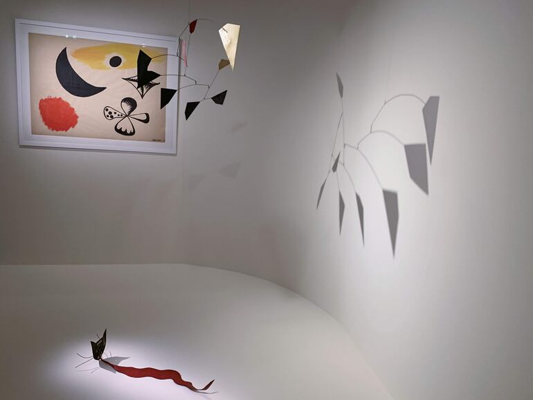 Vista de la obra 'Escultura móvil' de Alexander Calder que forma parte de la exposición dedicada a Jacques Prévert en el Museo de Montmartre en París, Francia.