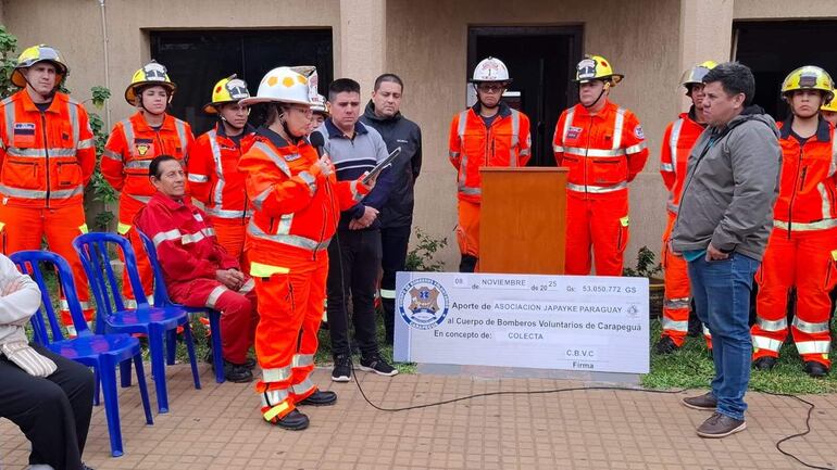 La presidenta del Cuerpo de Bomberos Voluntarios de Carapeguá, brigadier Marta Miranda, agradeció la ayuda brindada por los compatriotas residentes en Madrid, España.