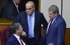 El senador Natalicio Chase, líder de la bancada cartista conversa con el senador Basilio "Bachi" Nuñez y Antonio Barrios en la sala de sesiones del Senado.