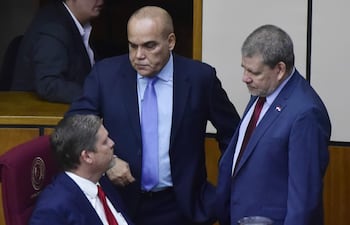 El senador Natalicio Chase, líder de la bancada cartista conversa con el senador Basilio "Bachi" Nuñez y Antonio Barrios en la sala de sesiones del Senado.