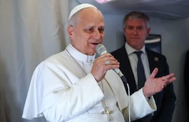 El papa León XIV se dirige a los periodistas que lo acompañan en gira por África.