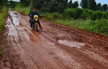 Camino vecinal en malas condiciones en Santa Rosa, Misiones.