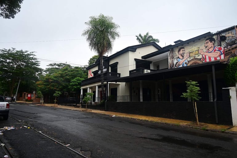 La gentrificación de Las Mercedes se visibiliza en la transformación urbana de la zona con la proliferación de locales gastronómicos y edificios renovados en una zona anteriormente residencial.