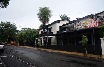 La gentrificación de Las Mercedes se visibiliza en la transformación urbana de la zona con la proliferación de locales gastronómicos y edificios renovados en una zona anteriormente residencial.