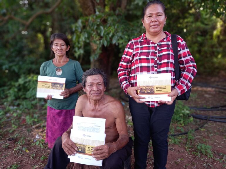 Los Duarte, integrantes de una comunidad indígena en Concepción, muestran los ejemplares del libro tras su presentación.