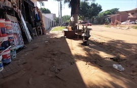 Locales comerciales sobre Epifanio Méndez Fleitas, de San Pablo, sobreviven en medio del encierro y el caos de la obra del desagüe del Abasto, prometida por Nenecho Rodríguez en 2022 con los bonos G8.