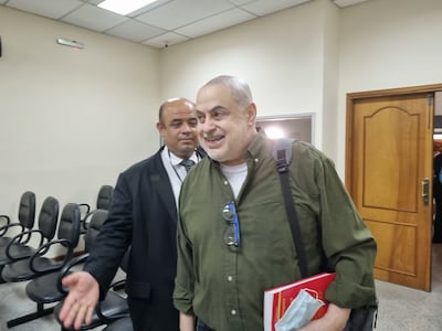 Paraguayo Cubas se retira de la sala de audiencias, tras la suspensión del juicio en el proceso que afronta por supuesta  perturbación de la paz pública y otros. Ahora, el político tiene una nueva denuncia, esta vez por violencia familiar.