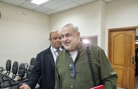 Paraguayo Cubas se retira de la sala de audiencias, tras la suspensión del juicio en el proceso que afronta por supuesta perturbación de la paz pública y otros. Ahora, el político tiene una nueva denuncia, esta vez por violencia familiar.