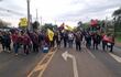 Docentes de la AEI cierran la ruta Py 01 en el cruce a Santa María de Fe, Misiones, para exigir incremento salarial, definición de la carrera docente y rechazo a las limitaciones en la jubilación.