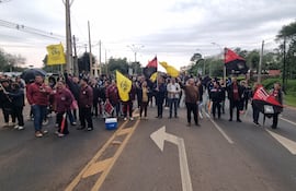 Docentes de la AEI cierran la ruta Py 01 en el cruce a Santa María de Fe, Misiones, para exigir incremento salarial, definición de la carrera docente y rechazo a las limitaciones en la jubilación.