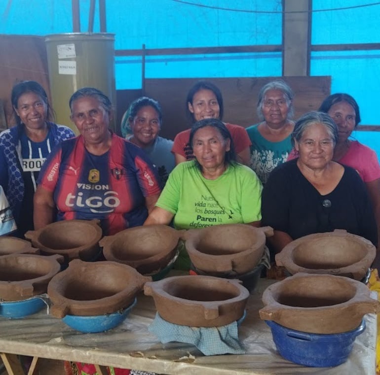 El grupo de mujeres viajó varios kilómetros para aprender a hacer el “yambui”, un trabajo con arcilla.