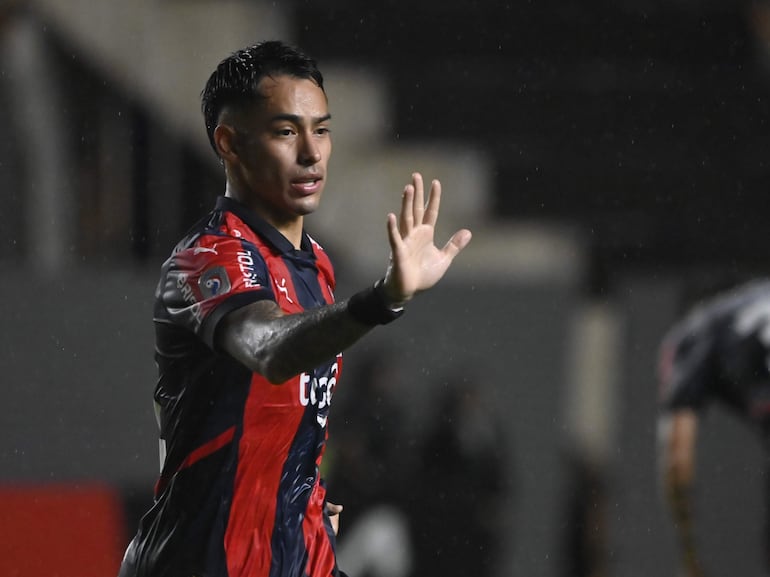 El argentino Sergio Araújo, futbolista de Cerro Porteño, festeja un gol en el partido frente a Nacional por la fecha 19 del torneo Clausura 2025 de la Primera División de Paraguay en el estadio Arsenio Erico, en Asunción, Paraguay.