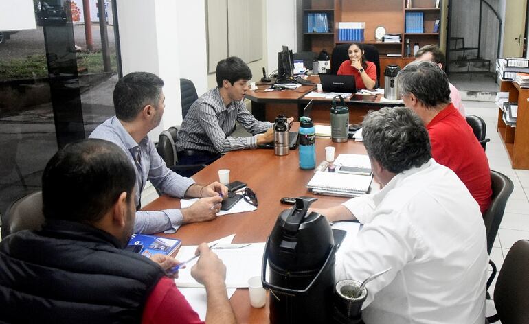 Lilian Muñoz (centro, de rojo), jefa de Gabinete de Transporte, dirigió la reunión con los representantes de transportistas para definir detalles de interés de los empresarios que inciden en los pagos de subsidios.