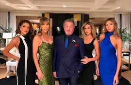 Sylvester Stallone rodeado de su esposa Jennifer Flavin y sus tres hijas.