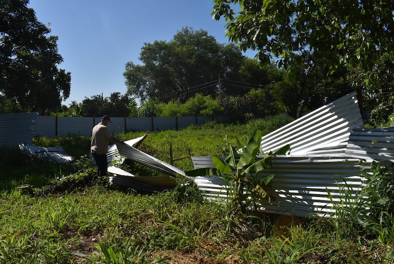 En el sector para invernadero hay chapas   esparcidas a consecuencia de temporales.