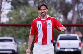 Ángel Romero revive recuerdos del Mundial 2010 con la camiseta de Jonathan Santana.