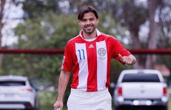 Ángel Romero revive recuerdos del Mundial 2010 con la camiseta de Jonathan Santana.