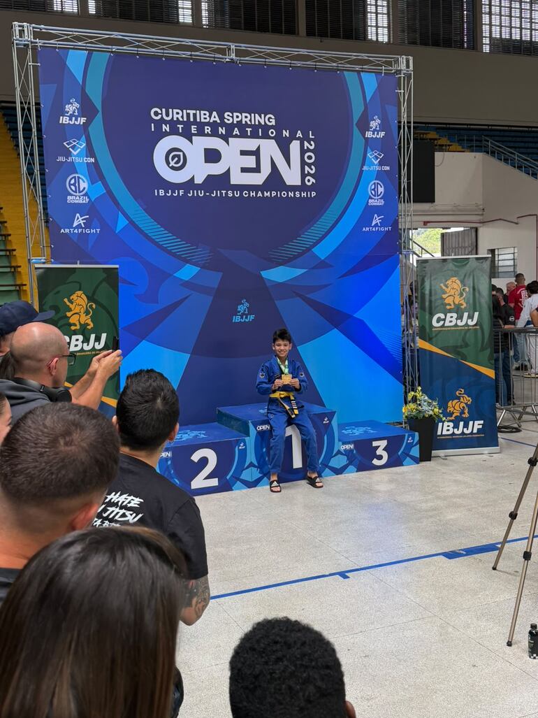 Alejandro León Enciso, con su presea dorada.