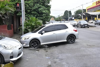 Morotí esquina Defensores del Chaco: baches enlentecen el tránsito.