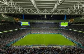 El Hard Rock Stadium es un estadio multideportivo ubicado en el suburbio estadounidense de Miami Gardens, al norte de Miami, Florida.