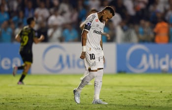 El brasileño Neymar Jr., futbolista de Santos, durante el partido frente a Recoleta FC por la fecha 2 de la fase de grupos de la Copa Sudamericana 2026 en el estadio Urbano Caldeira, en Santos, Brasil.