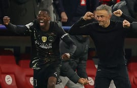 El entrenador español del Paris Saint-Germain, Luis Enrique, y sus jugadores, incluido el delantero francés del Paris Saint-Germain, Ousmane Dembélé, celebran tras el partido de vuelta de las semifinales de la UEFA Champions League.