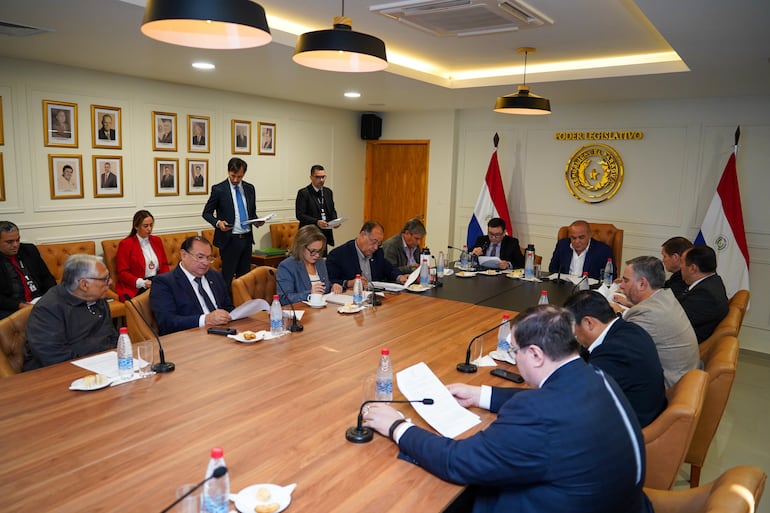 Reunión de la Mesa Directiva y líderes de bancadas de la Cámara de Senadores.