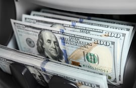 La cotización del dólar sigue bajando en el mercado local.