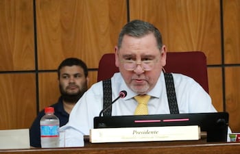 Javier Zacarías Irún, presidente de la Comisión de Asuntos Constitucionales, recibirá a los 10 comisarios cuya foja de servicio deben ser reevaluadas.