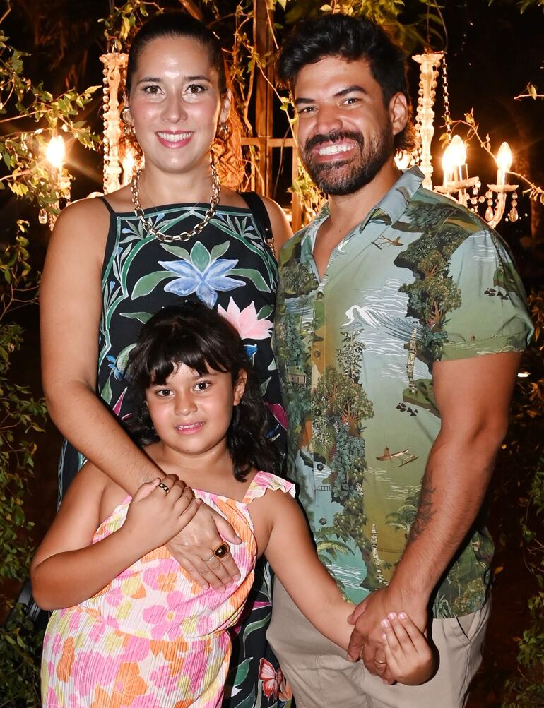 María Inés Angulo, María Etcheverry Angulo y Juanchi Etcheverry.