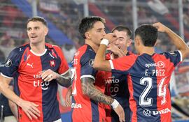 El argentino Jonatan Torres (c), futbolista de Cerro Porteño, festeja un tanto en el partido frente a Junior de Barranquilla por la segunda fecha del Grupo F de la Copa Libertadores 2026 en el estadio La Nueva Olla, en Asunción, Paraguay.