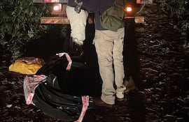 Policías del departamento de Itapúa junto al camión de la empresa Multienvíos SA, asaltado en el distrito de Capitán Meza.