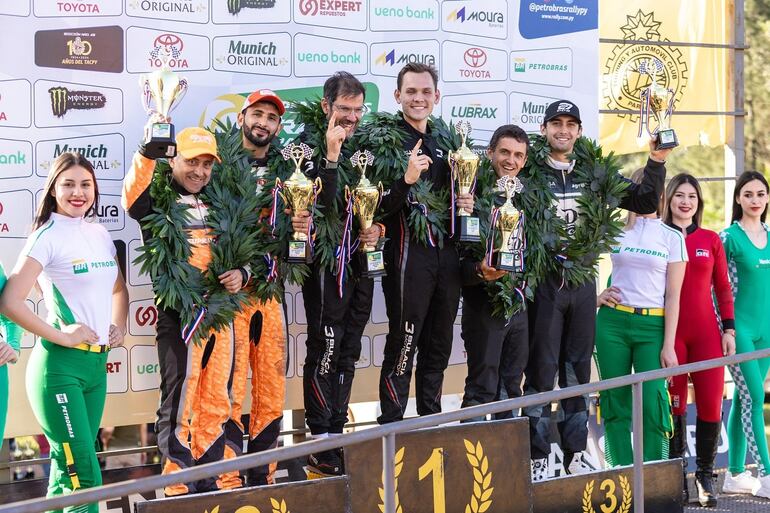 Podio histórico del Rally del Paraguay, con el boliviano y mundialista Marco Bulacia en lo más alto, tras ganar su primera general en Paraguay.