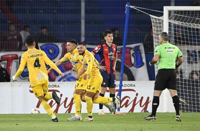 Ronaldo Báez (d), futbolista de Sportivo Trinidense, celebra un gol en el partido frente a Cerro Porteño por la novena fecha del torneo Clausura 2025 de la Primera División de Paraguay en el estadio La Nueva Olla, en Asunción, Paraguay.