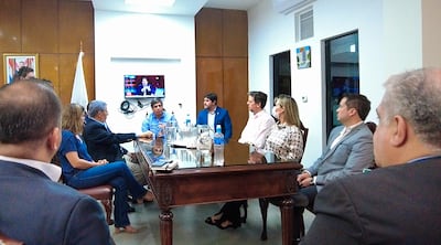 Vicente Bataglia y otras autoridades del IPS, durante una reunión con los representantes de las empresas farmacéuticas.