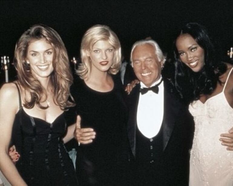 Cindy Crawford junto a Giorgio Armani y otras modelos de los 90. (Instagram/Cindy Crawford)