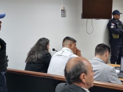 El todavía policía Gustavo Adolfo Florentín Silva (camisa blanca) en el banquillo de los acusados, en el inicio del juicio por la muerte de Rodrigo Quintana Arrúa.