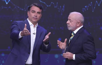 El presidente de Brasil y candidato a la reelección, Luiz Inácio Lula da Silva (d), y el opositor Flávio Bolsonaro.
