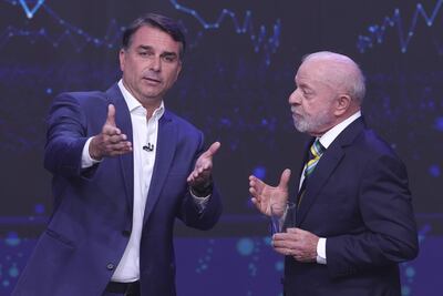 El presidente de Brasil y candidato a la reelección, Luiz Inácio Lula da Silva (d), y el opositor Flávio Bolsonaro, discuten durante el primer debate presidencial este domingo, en la sede de Rede Bandeirantes en Sao Paulo (Brasil). Lula y Bolsonaro protagonizaron un tenso cruce de acusaciones de corrupción en el primer cara a cara entre ambos por televisión con miras a la segunda vuelta de las elecciones presidenciales del próximo domingo. EFE